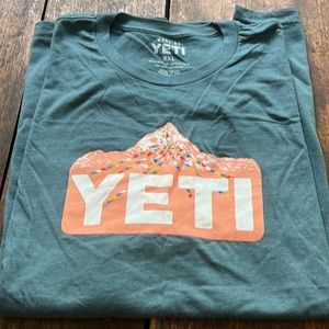 Men’s yeti shirt. Size 2 XL.